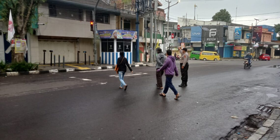 Gatur Pagi Polsek Gunung Puyuh Polres Sukabumi Kota Berikan Kelancaran Kepada Pengguna Jalan Raya Dan Anak Anak Sekolah