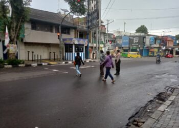 Gatur Pagi Polsek Gunung Puyuh Polres Sukabumi Kota Berikan Kelancaran Kepada Pengguna Jalan Raya Dan Anak Anak Sekolah