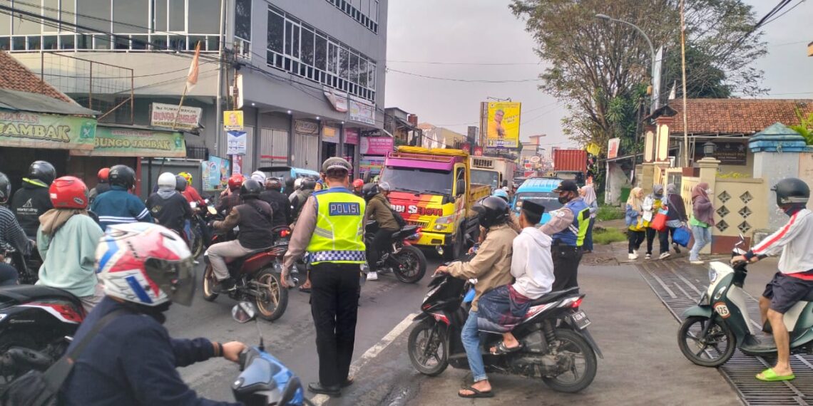 Antisipasi Kemacetan Pagi, Unit Lantas Polsek Sukalarang Melaksanakan Gatur Lalin Saat Jam Masuk Karyawan