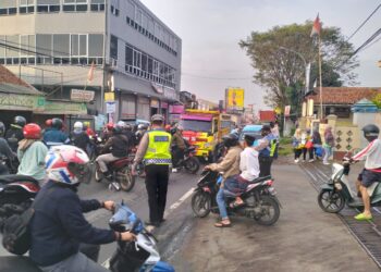 Antisipasi Kemacetan Pagi, Unit Lantas Polsek Sukalarang Melaksanakan Gatur Lalin Saat Jam Masuk Karyawan