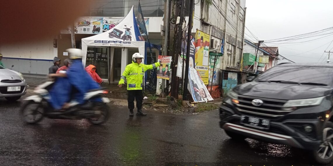 Cegah Hambatan Lalu Lintas Anggota Samapta Polsek Lembursitu Laksanakan Pengaturan Lalu lintas