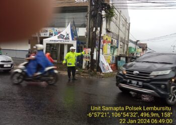 Cegah Hambatan Lalu Lintas Anggota Samapta Polsek Lembursitu Laksanakan Pengaturan Lalu lintas