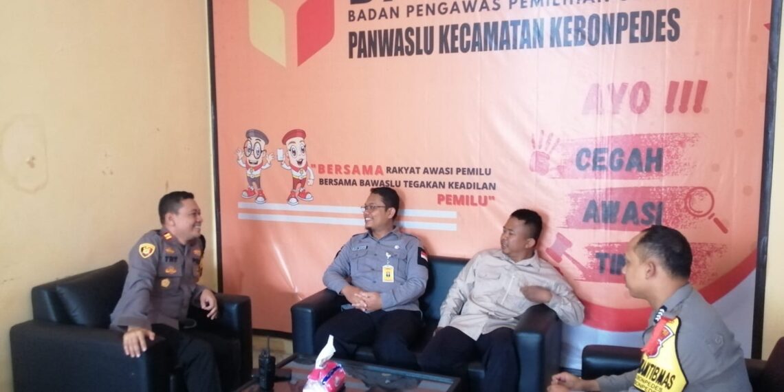 Kapolsek Kebon Pedes Sambang dan Dialogis dengan Petugas Panwaslu Kecamatan Kebon Pedes Sampaikan Himbauan Kamtibmas