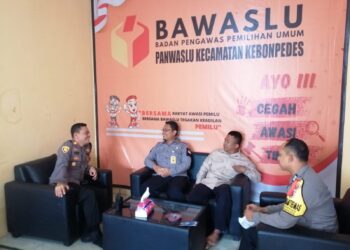 Kapolsek Kebon Pedes Sambang dan Dialogis dengan Petugas Panwaslu Kecamatan Kebon Pedes Sampaikan Himbauan Kamtibmas