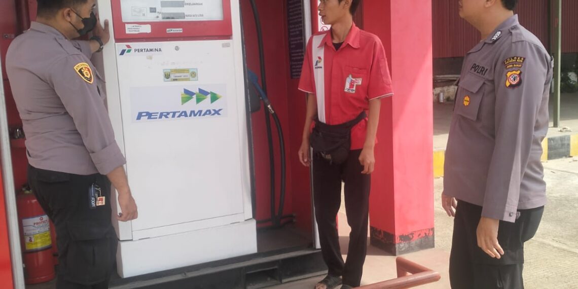 Polisi Polsek Sukalarang Giat Patroli Dialogis Antisipasi Gangguan Kamtibmas Di Pom mini