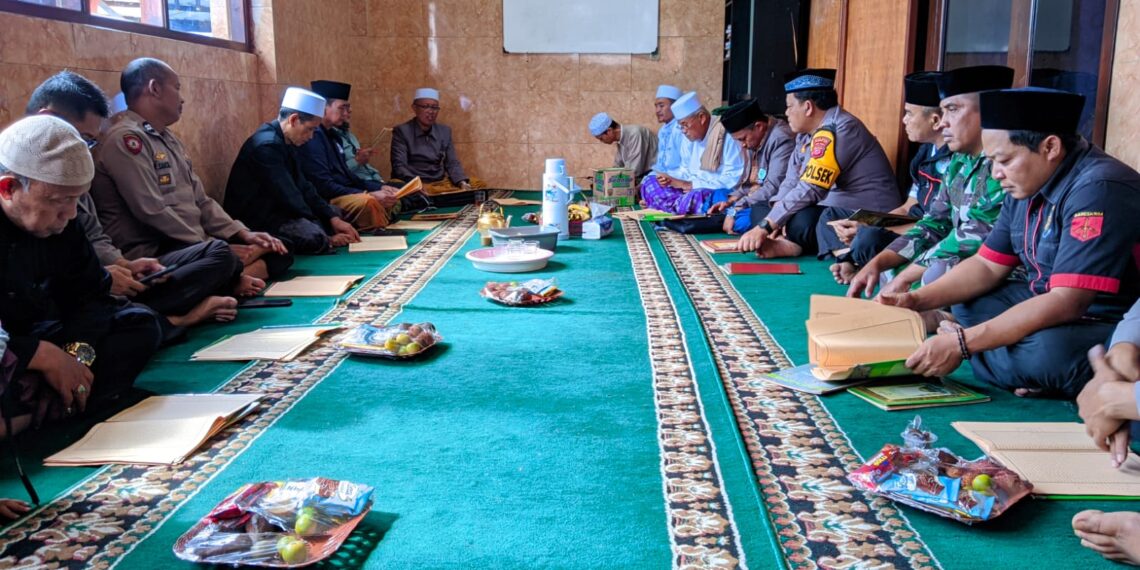 Kapolek Sukalarang Menghadiri Pengajian Rutin Bersama Ketus MUI di Masjid Darul Fallah Sukalarang