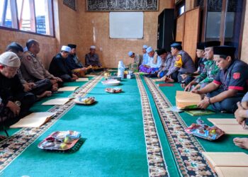 Kapolek Sukalarang Menghadiri Pengajian Rutin Bersama Ketus MUI di Masjid Darul Fallah Sukalarang