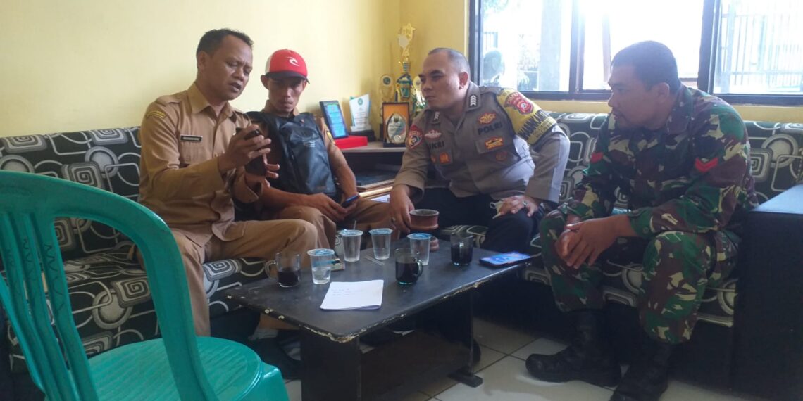 Jalin Kebersamaan Bersama Bhabinkamtibmas Polsek Cireunghas Polres Sukabumi Kota Dengan Babinsa Terhadap Warga Masyarakat
