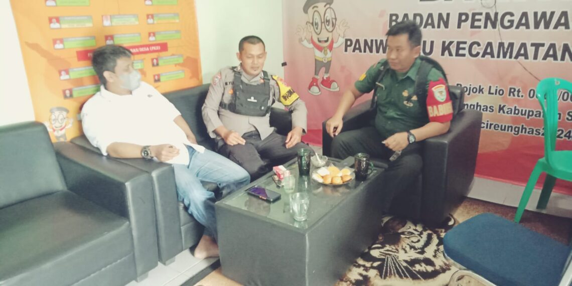 Patroli Dialogis dan Monitoring Kantor Panwascam Bhabinkamtibmas Polsek Cireunghas dan Babinsa Agar Pemilu 2024 Aman dan Lancar