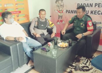 Patroli Dialogis dan Monitoring Kantor Panwascam Bhabinkamtibmas Polsek Cireunghas dan Babinsa Agar Pemilu 2024 Aman dan Lancar
