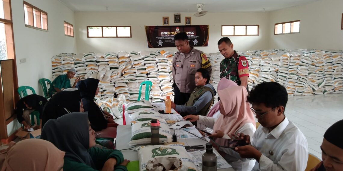 Lakukan Pengamanan dan Monitoring Pembagian Beras Bhabinkamtibmas Kelurahan Sukakarya Polsek Warudoyong