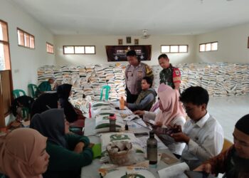 Lakukan Pengamanan dan Monitoring Pembagian Beras Bhabinkamtibmas Kelurahan Sukakarya Polsek Warudoyong