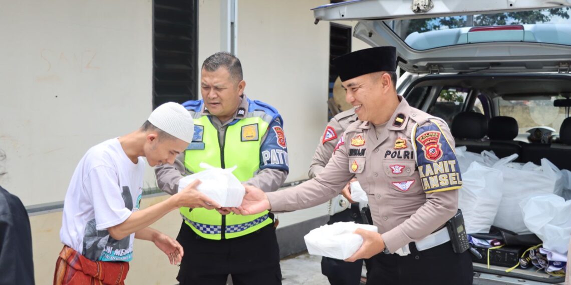 Polres Sukabumi Kota Bagikan Ratusan Nasi Kotak di Jum’at Berbagi
