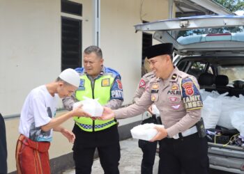 Polres Sukabumi Kota Bagikan Ratusan Nasi Kotak di Jum’at Berbagi