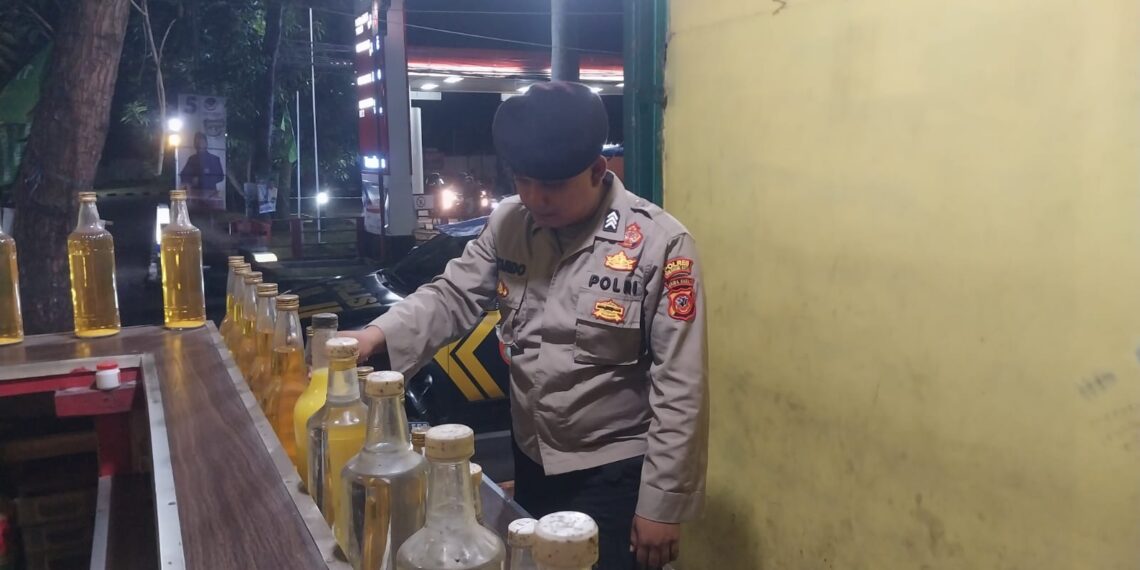 Operasi Rutin Miras, Polsek Gunungpuyuh Amankan 1 Botol Minuman Keras