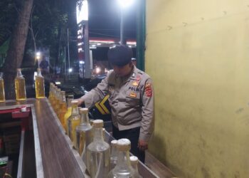 Operasi Rutin Miras, Polsek Gunungpuyuh Amankan 1 Botol Minuman Keras