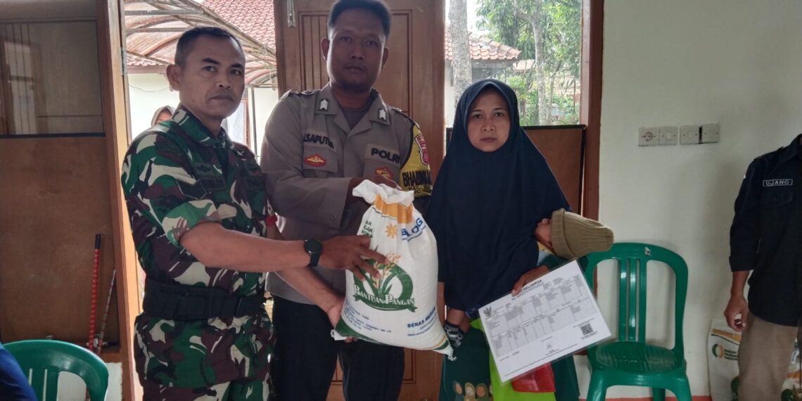 Anggota Bhabinkamtibmas Kelurahan Sukakarya Polsek Warudoyong Lakukan Pengamanan dan Monitoring Pembagian Beras