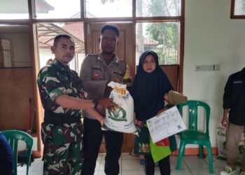 Anggota Bhabinkamtibmas Kelurahan Sukakarya Polsek Warudoyong Lakukan Pengamanan dan Monitoring Pembagian Beras