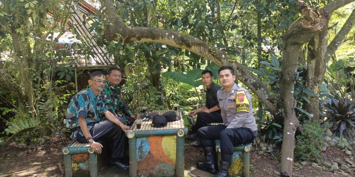 Dekati warga Babinkamtibmas bersinergi dengan Babinsa Sambangi Warga dan Berikan Imbauan Kamtibmas