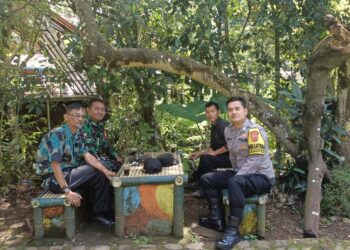 Dekati warga Babinkamtibmas bersinergi dengan Babinsa Sambangi Warga dan Berikan Imbauan Kamtibmas