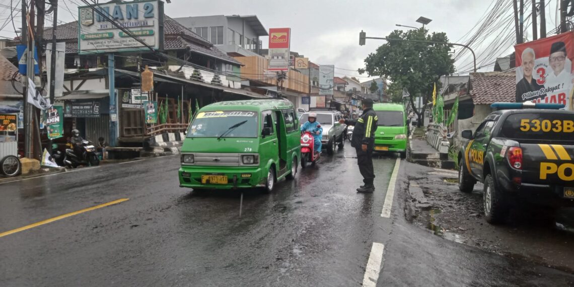 Gatur Pagi Polsek Gunung Puyuh Polres Sukabumi Kota Berikan Kelancaran Kepada Pengguna Jalan Raya Dan Anak Anak Sekolah