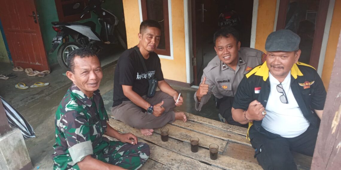 Kanit Bhabinkamtibmas Polsek Cireunghas Polres Sukabumi Kota Bersama Melaksanakan Silaturahmi Kepada Masyarakat