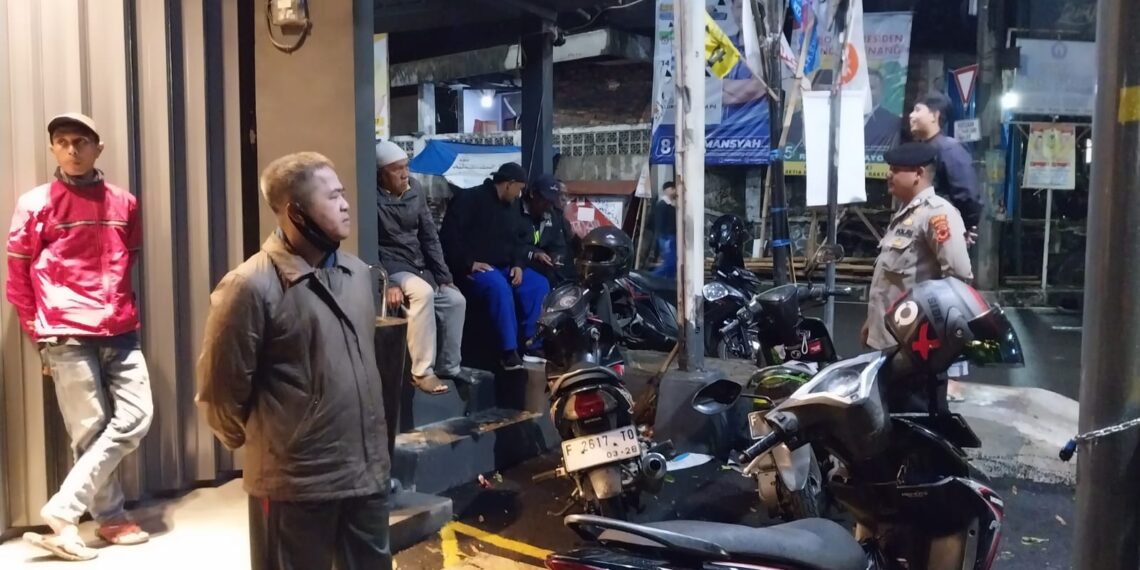 Sambangi Pangkalan Ojek, Anggota Unit Samapta Polsek Gunungpuyuh Sampaikan Pesan-pesan Kamtibmas