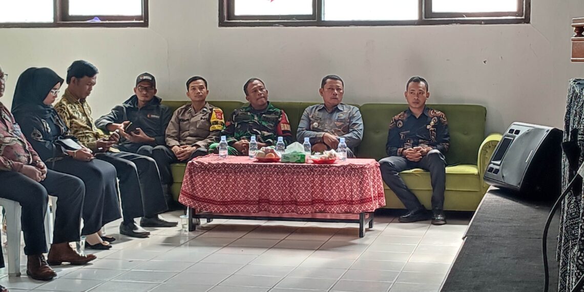 Sinergitas TNI-POLRI Bhabinkamtibmas dan Babinsa Cikondang menghadiri Pelantikan Kelompok Penyelenggaraan Pemungutan Suara (KPPS) tingkat Kelurahan Cikondang.