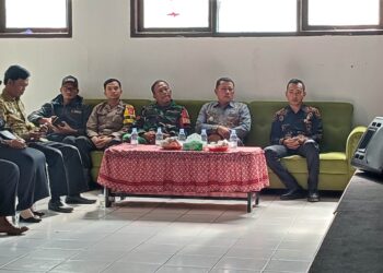 Sinergitas TNI-POLRI Bhabinkamtibmas dan Babinsa Cikondang menghadiri Pelantikan Kelompok Penyelenggaraan Pemungutan Suara (KPPS) tingkat Kelurahan Cikondang.