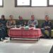 Sinergitas TNI-POLRI Bhabinkamtibmas dan Babinsa Cikondang menghadiri Pelantikan Kelompok Penyelenggaraan Pemungutan Suara (KPPS) tingkat Kelurahan Cikondang.