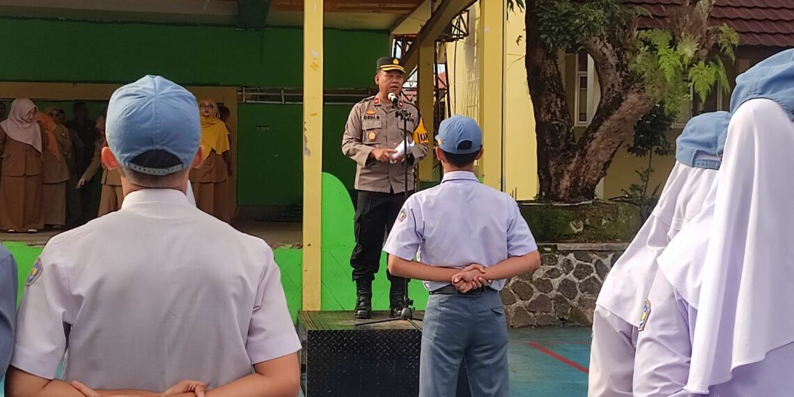 Police Goes To School Kapolsek Sukaraja Bersama Bhabinkamtibmas Desa Sukaraja