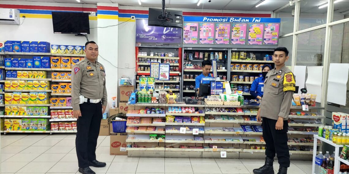 Personil Polsek Sukalarang Laksanakan Patroli Dialogis Kerawanan Malam Kontrol Minimarket