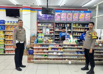 Personil Polsek Sukalarang Laksanakan Patroli Dialogis Kerawanan Malam Kontrol Minimarket