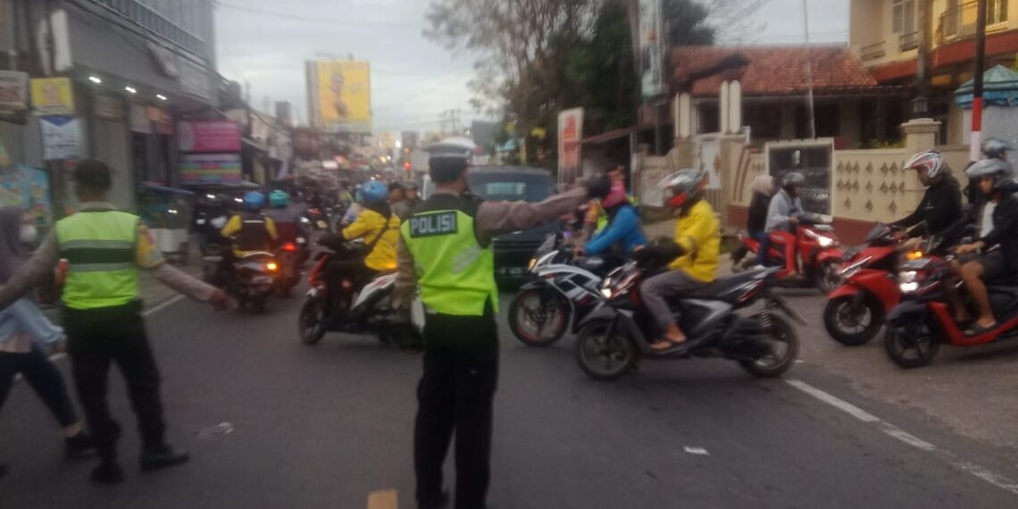 Gatur Lalin Pada Jam Masuk Pabrik Bentuk Pelayanan Polantas Polsek Sukalarang Kepada Masyarakat