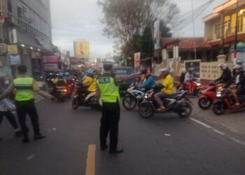 Gatur Lalin Pada Jam Masuk Pabrik Bentuk Pelayanan Polantas Polsek Sukalarang Kepada Masyarakat