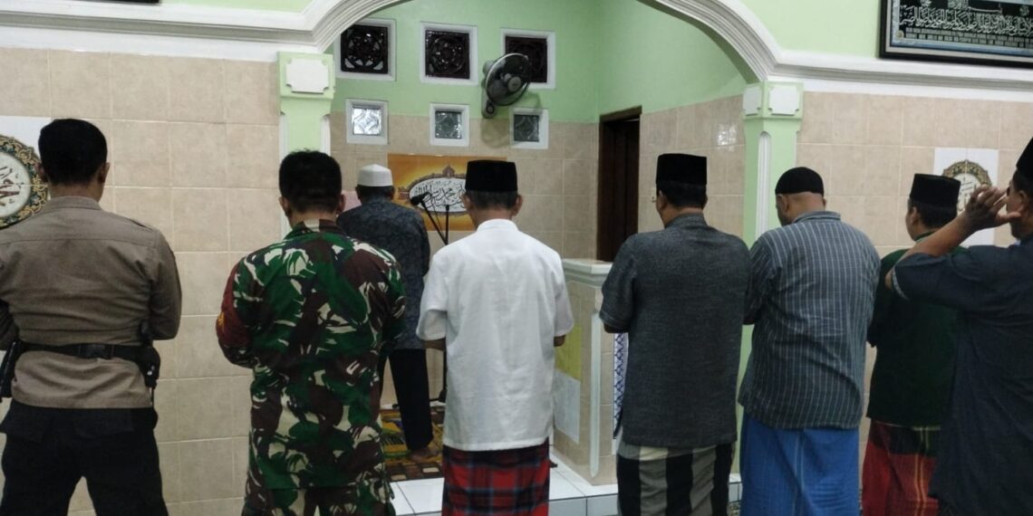 Bhabinkamtibmas bersama Babinsa Kelurahan Tipar Sholat Subuh Berjamaah.