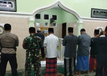 Bhabinkamtibmas bersama Babinsa Kelurahan Tipar Sholat Subuh Berjamaah.