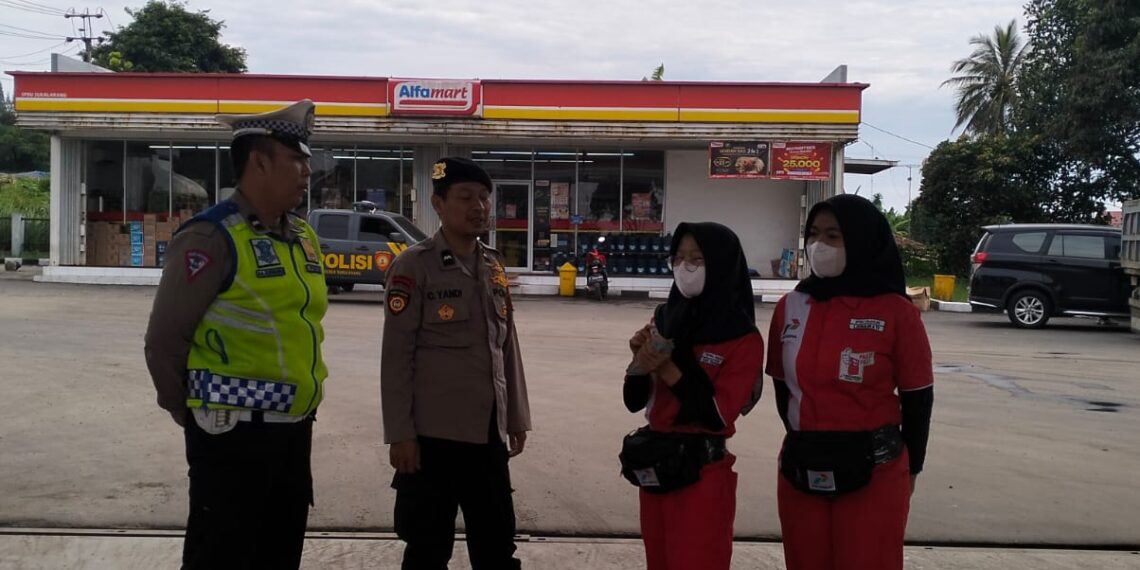 Polisi Polsek Sukalarang Giat Patroli Dialogis Antisipasi Gangguan Kamtibmas Di SPBU