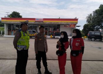 Polisi Polsek Sukalarang Giat Patroli Dialogis Antisipasi Gangguan Kamtibmas Di SPBU