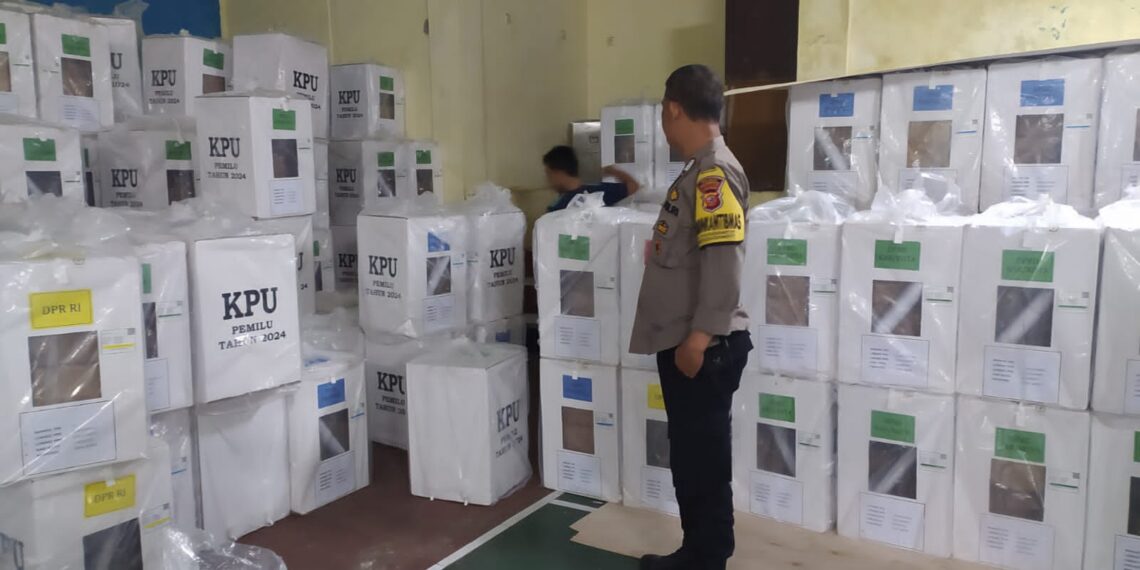Polsek Kadudampit Cek dan Kontrol Pastikan Amankan Gudang Logistik Pemilu 2024