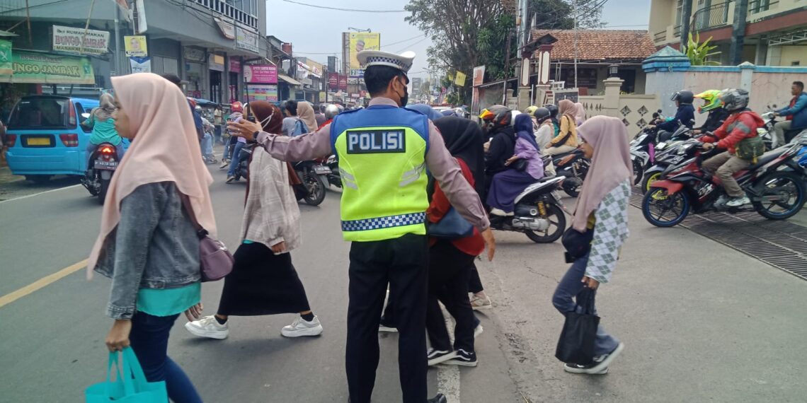 Antisipasi Kemacetan Sore, Personil Pos Pam  Polsek Sukalarang Melaksanakan Gatur Lalin Saat Jam Pulang Karyawan