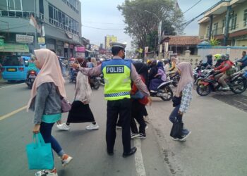 Antisipasi Kemacetan Sore, Personil Pos Pam Polsek Sukalarang Melaksanakan Gatur Lalin Saat Jam Pulang Karyawan