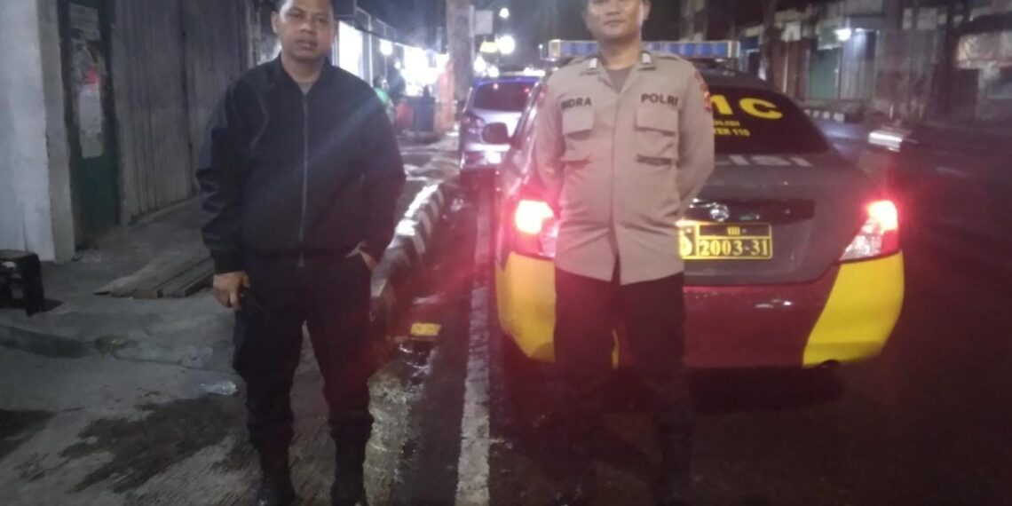 Antisipasi Gangguan Kamtibmas, Polsek Cikole Laksanakan Patroli Malam