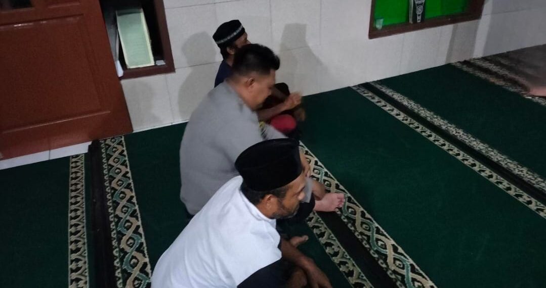 Lakukan Sholat Subuh Berjama’ah Bersama Warga Bhabinkamtibmas Polsek Warudoyong