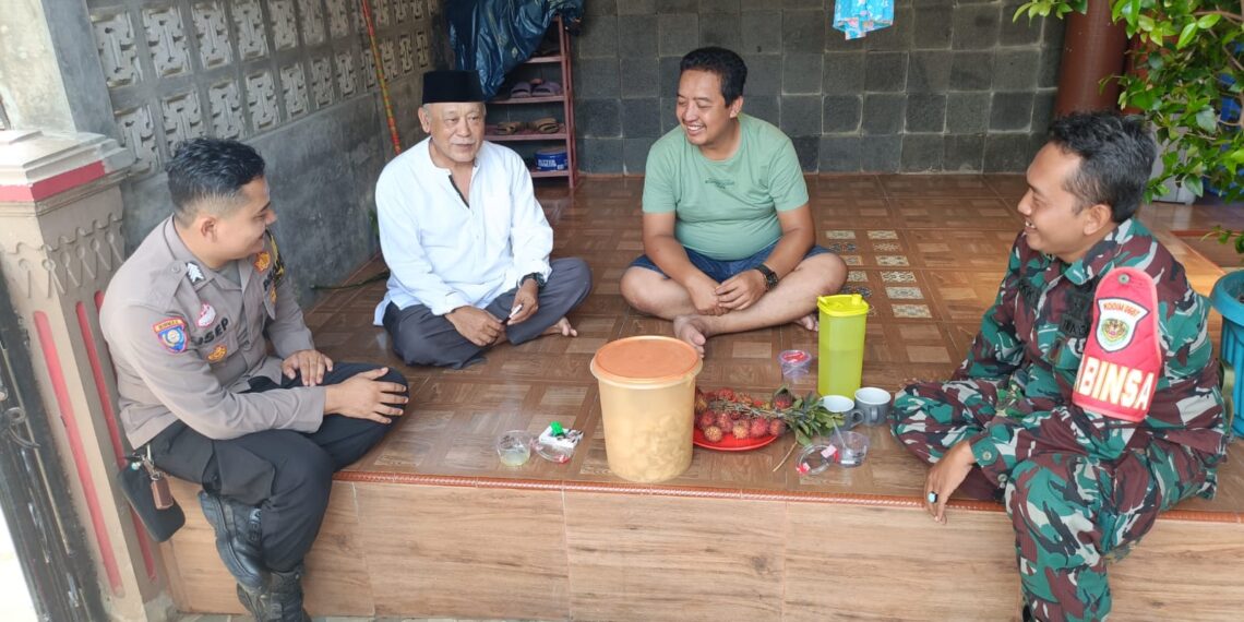Tingkatkan Kesadaran Masyarakat Terhadap Harkamtibmas Bhabinkamtibmas Dengan Babinsa Sambangi Warga
