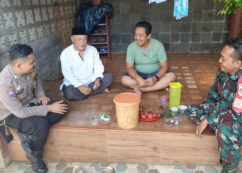 Tingkatkan Kesadaran Masyarakat Terhadap Harkamtibmas Bhabinkamtibmas Dengan Babinsa Sambangi Warga