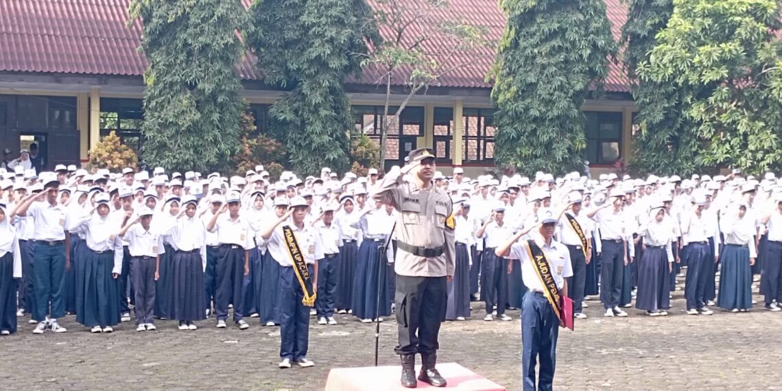 Cegah Kenakalan Remaja, Kapolsek Warudoyong Jadi Pembina Upacara Bendera di SMPN 10 Kota Sukabumi