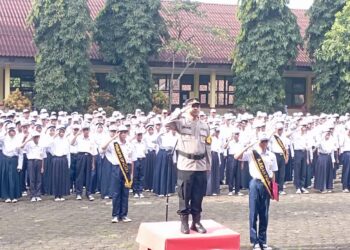 Cegah Kenakalan Remaja, Kapolsek Warudoyong Jadi Pembina Upacara Bendera di SMPN 10 Kota Sukabumi