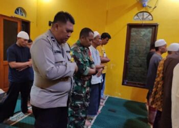 Bhabinkamtibmas Kelurahan Benteng Polsek Warudoyong Sholat Subuh Berjama’ah Bersama Warga