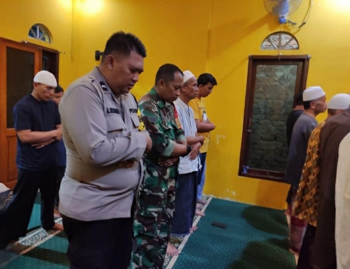 Bhabinkamtibmas Kelurahan Benteng Polsek Warudoyong Sholat Subuh Berjama’ah Bersama Warga